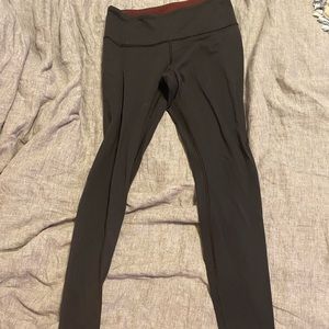 Black/maroon Lululemon reversible leggings, size 6